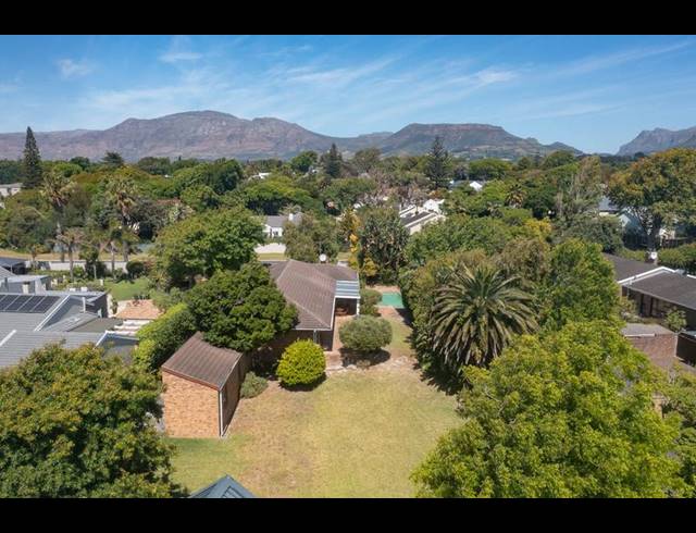 5 BEDROOM HOUSE FOR SALE IN CONSTANTIA